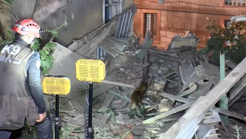 İstanbul’da Deprem Sonrası Hasar Gören Bina Çöktü: Can Kayıpları Var mı?