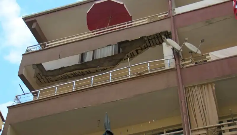 Güngören'de Korku Dolu Anlar: Beş Katlı Binanın Balkonu Neden Çöktü?